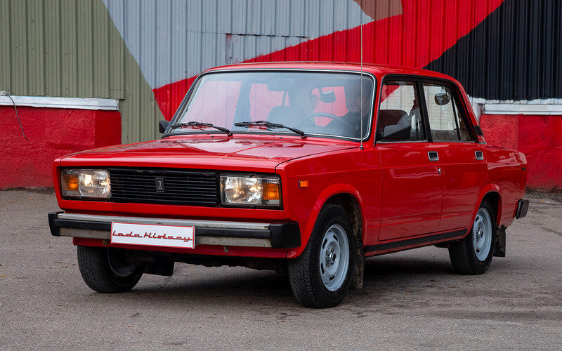 ВАЗ-2105 (1975–2005). Новой базовой моделью стала ВАЗ‑2105. Хотя основа та же, внешне машина заметно изменилась, чтобы соответствовать «квадратной» автомобильной моде «восьмидесятых».