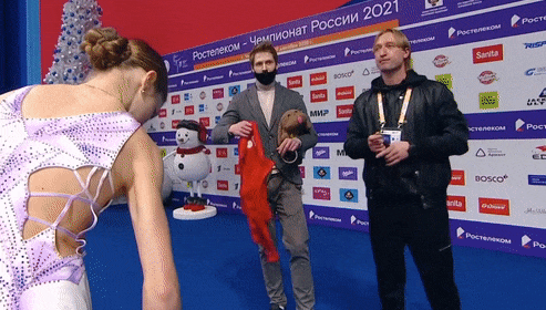Александра Трусова и Евгений Плющенко на Чемпионате России 2020/21 в Челябинске (источник - youtu.be/Wu-Au9kQJJ0)