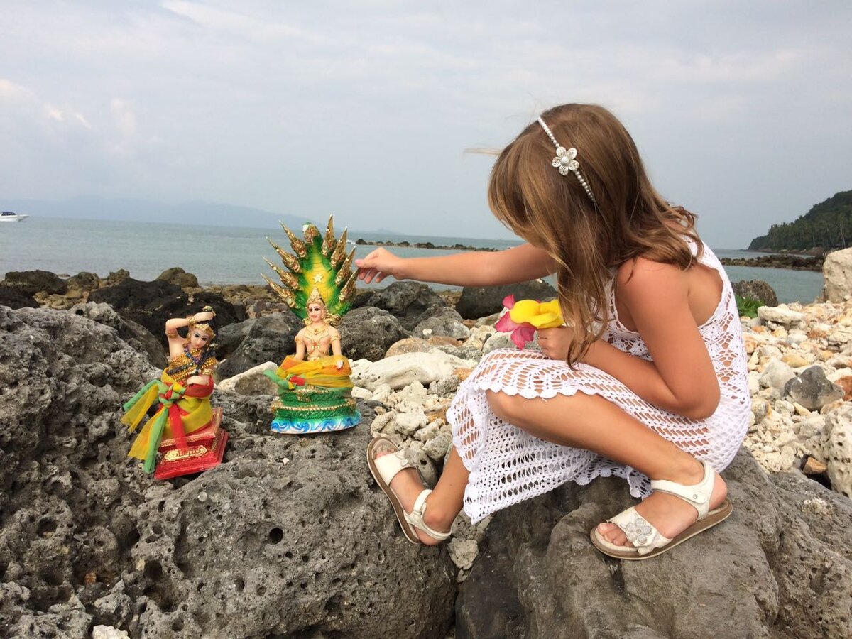 в камнях на берегу нашли предметы тайских подношений духам (наверное, это так)