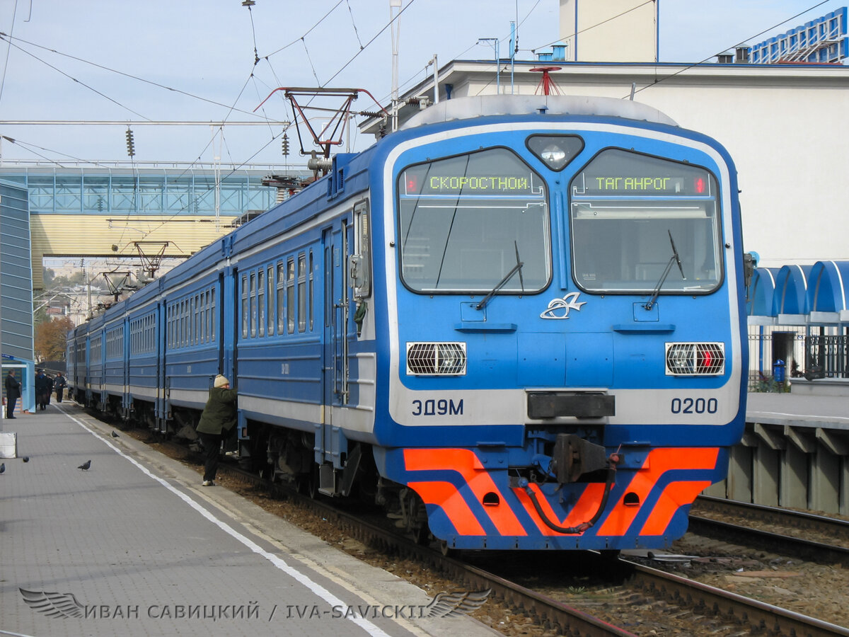 ЭД9М-0200, ещё в приятной окраске. 10/2007