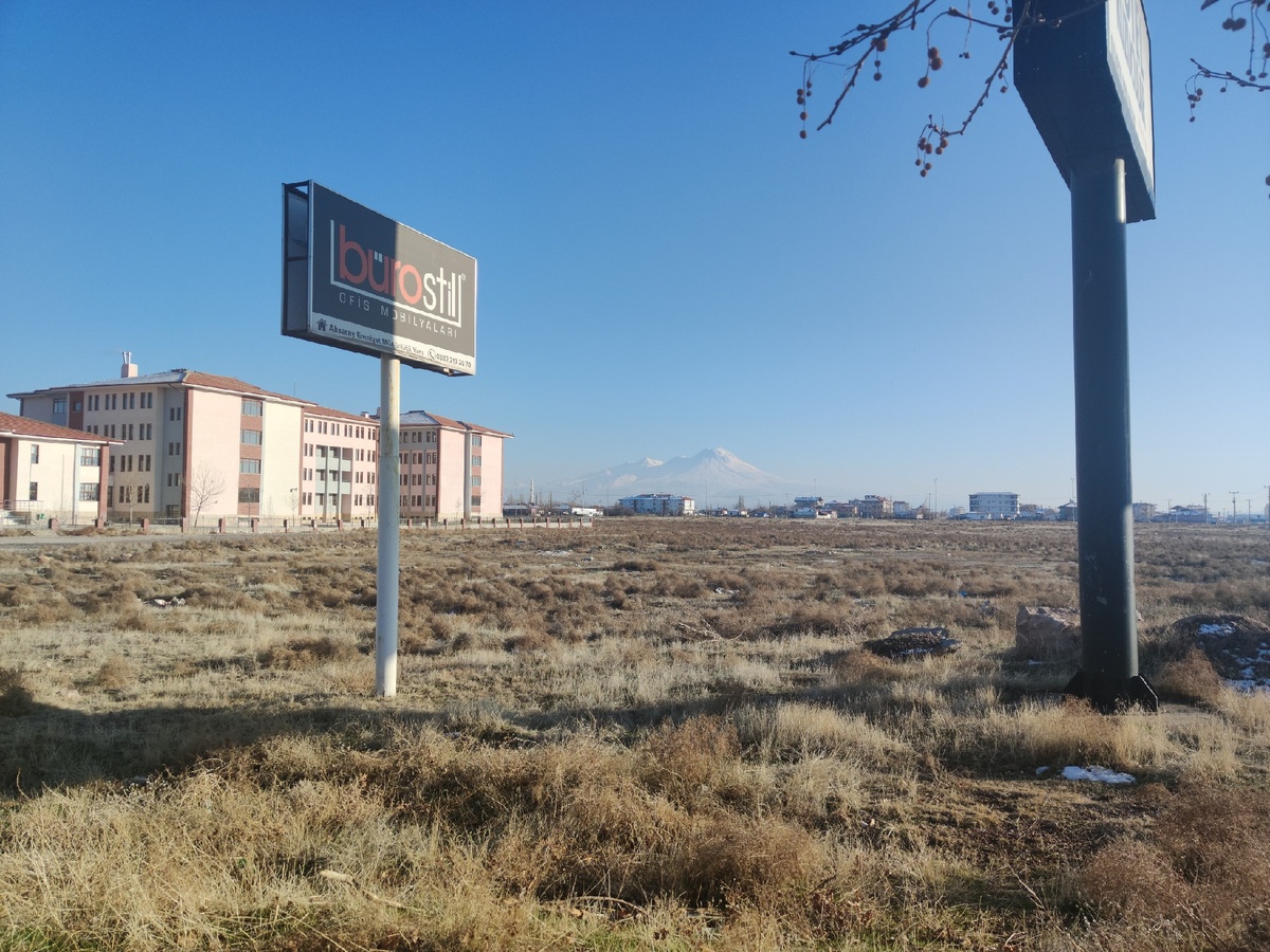 потом мы будем ее видеть еще и из нашего автобуса