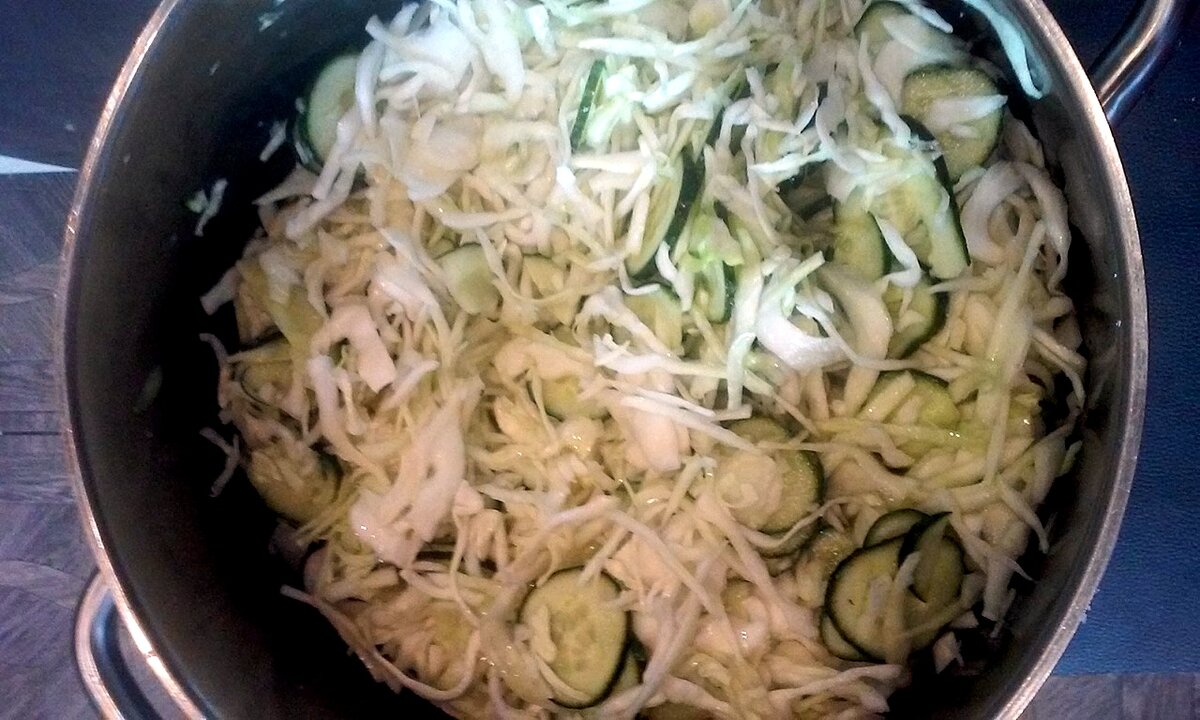 К капусте добавила свежие огурцы - готовила осенью