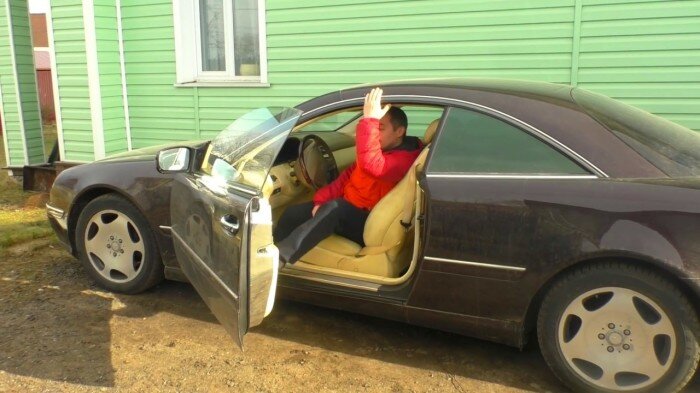 Бьется током при выходе из машины. | Фото: youtube.com.