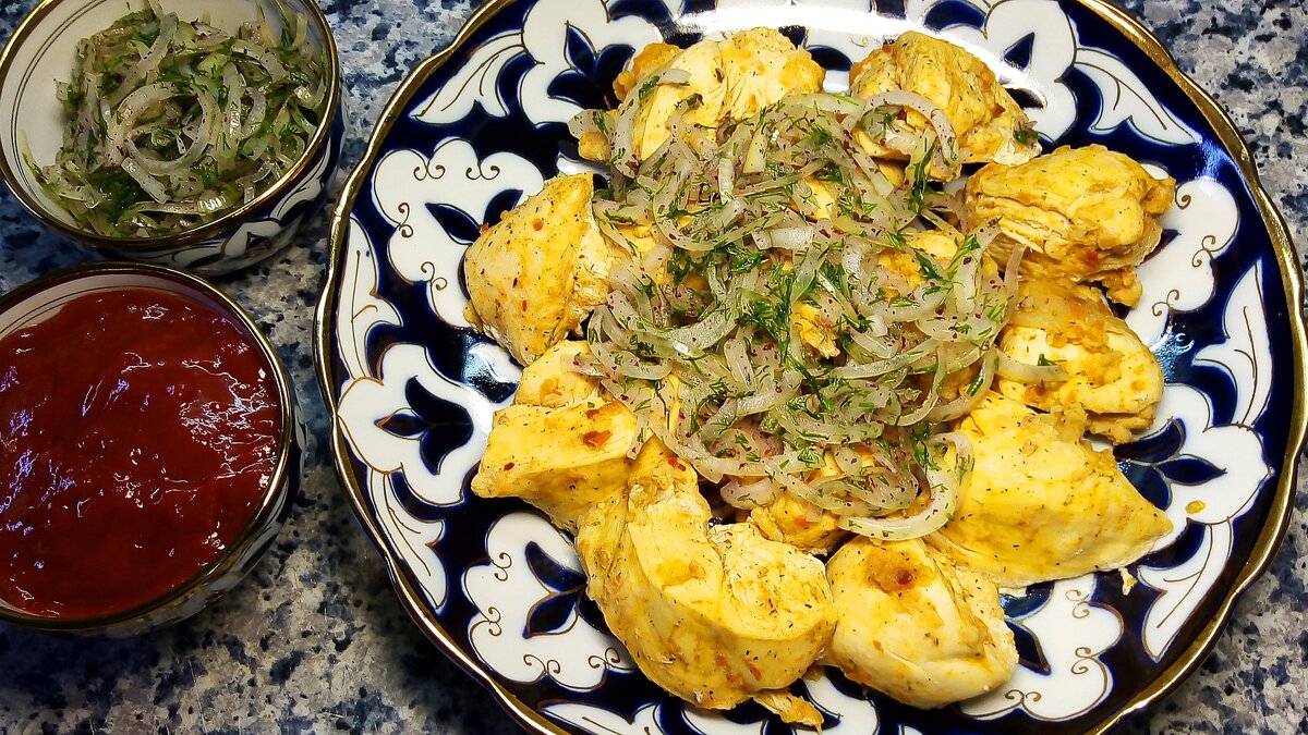 Невероятно вкусные, нежные и ароматные шашлыки, приготовленные в пароварке. Приготовьте и не пожалеете!  
Ингредиенты:
куриное филе - 800 гр.
Для маринада:
помидоры - 3 шт. (средние)
лук - 1 шт. (крупный)
чеснок - 3 зубчика
Специи:
зира+кориандр - 1 ч.л.
сладкий перец (хлопья) - 1 ч.л.
черный перец - 1 ч.л.
соль и сахар по вкусу
лавровый лист - 1 шт.
Для салата:
лук - 2 шт.
укроп - 0.5 пучка
сумах - 0.5 ч.л.
соль и сахар по вкусу
---------------------------------------------------
вода для пароварки - 700 мл.
томатный соус по вкусу
растительное масло для обмазки решеток пароварки

1. Куриное филе промыть и обсушить бумажным полотенцем.
2. Нарезать крупными кусочками.
3. В глубокую посуду с нарезанным мясом натереть на крупной терке лук и помидоры . Добавить специи, натертый на мелкой терке чеснок и лавровый лист. Все тщательно перемешать и оставить на 60-90 минут.
4. Подготовить пароварку. Смазать решетки растительным маслом. Уложить мясо, оставляя между ними пространство.
5. После того, как вода в пароварке закипит, установить решетки, закрыть крышкой и готовить на среднем огне 40-50 минут. Следить за уровнем воды, при необходимости добавить кипяток.
6. Приготовить салат. Лук нарезать тонкими полукольцами, укроп мелко нарезать. К луку с укропом добавить специи, перемешать.
Подавать приготовленные шашлыки с салатом и томатным соусом.