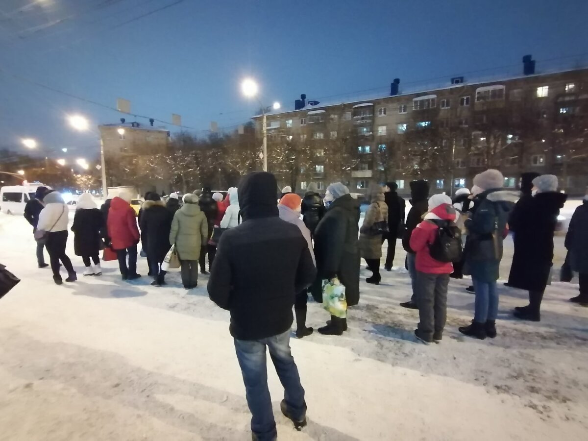 Ждём дружно транспорт, 40 минут. 