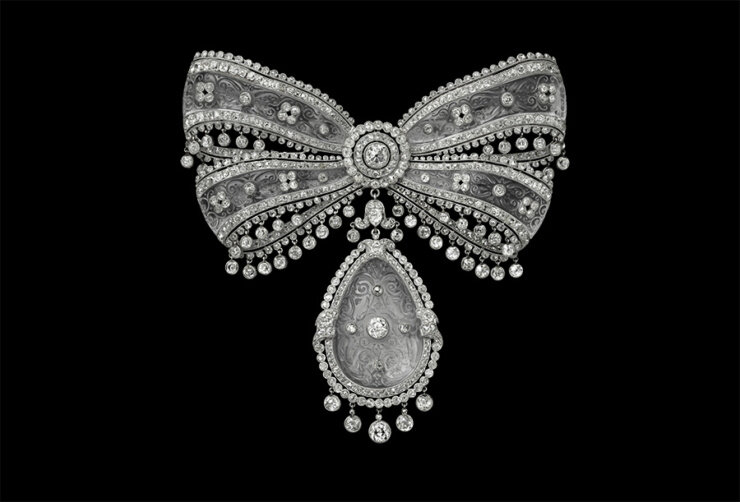 Корсажная брошь Cartier. 1913. Платина, бриллианты, резной горный хрусталь. Фото: Marian Gérard, Collection Cartier © Cartier