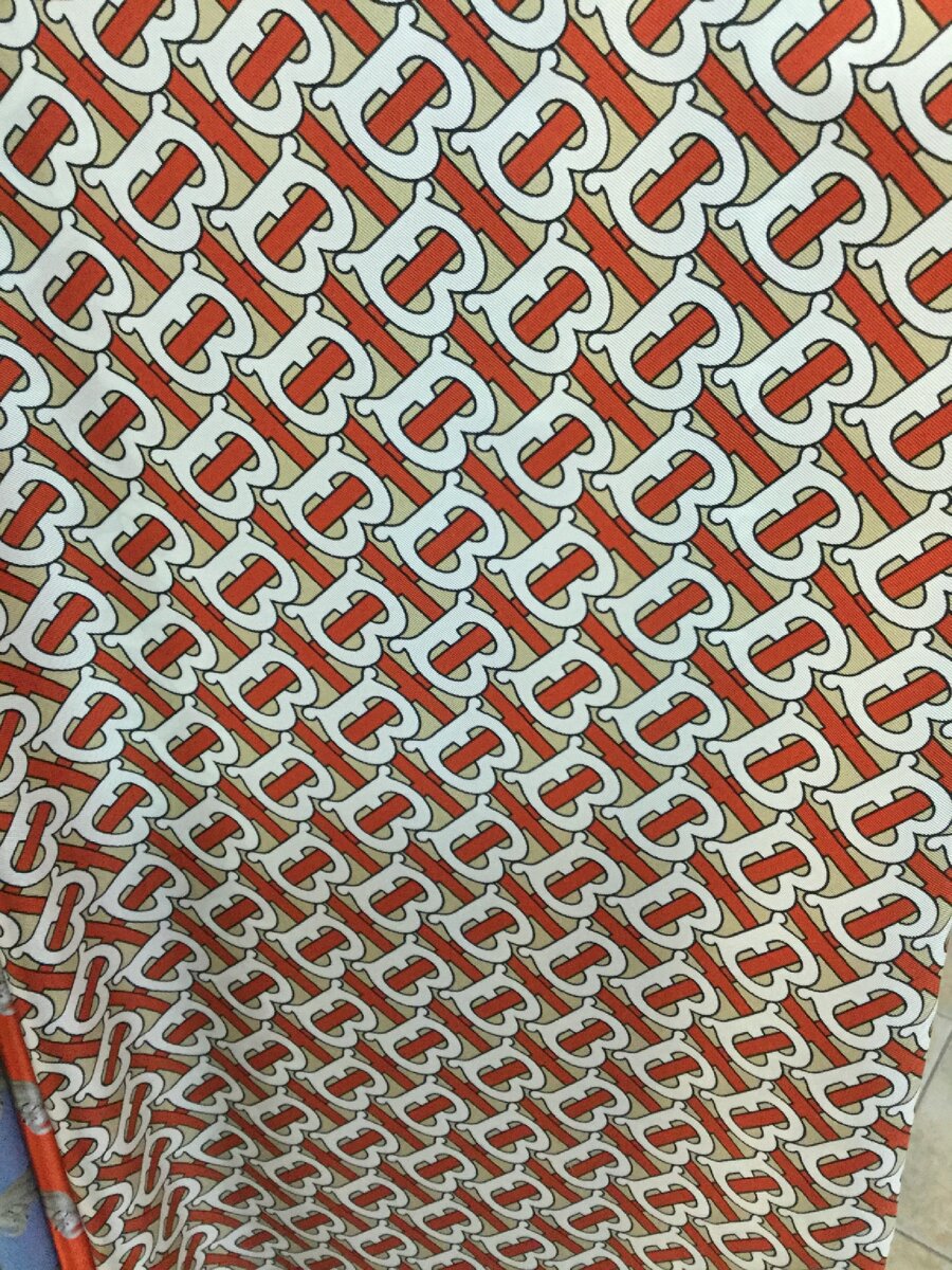  Не клетка, но ритимичный принт в шёлке. . Известная марка, которая свою знаменитую клеточку сначала тоже прятала. Знаете, кто это ? Подсказка: примерно с полгода назад в этой блузке засветилась Мадонна.  Продаём. 