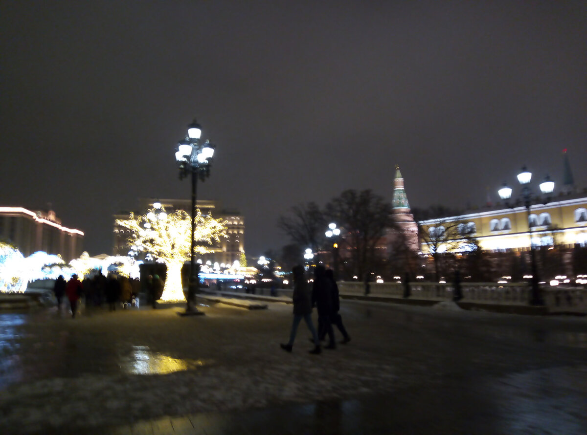 А из нашего окна Площадь Красная видна