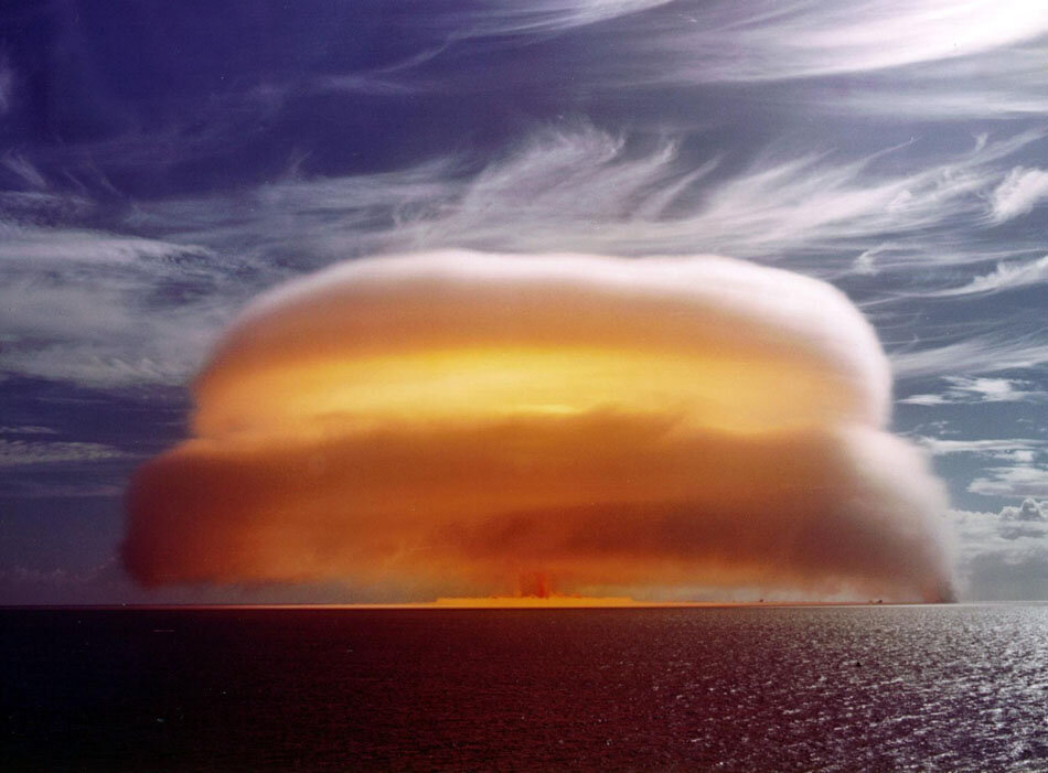 Взрыв водородной бомбы. При взрыве происходит неуправляемая термоядерная реакция с выделением большого количества энергии