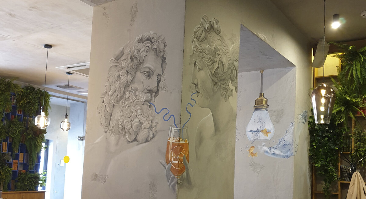 "Lomonosov", интерьер. Бокал с лототипом гастробара