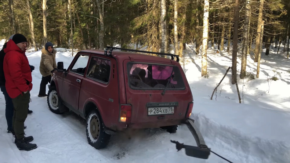 Оторвали бампер у Нивы