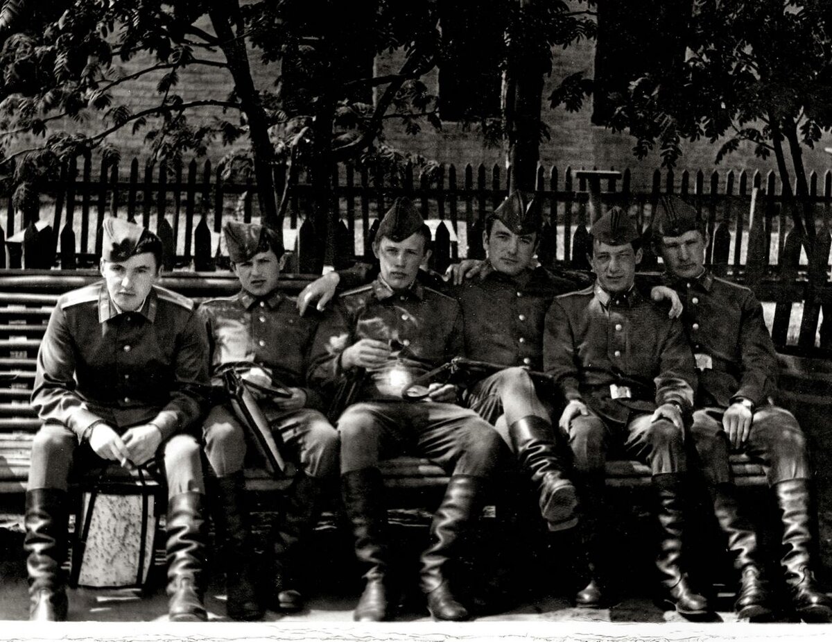 Видно же, что это уже бывалые курсанты. Всё подогнано, всё блестит. Вот не знаю - третий это курс или четвёртый? Архив автора.