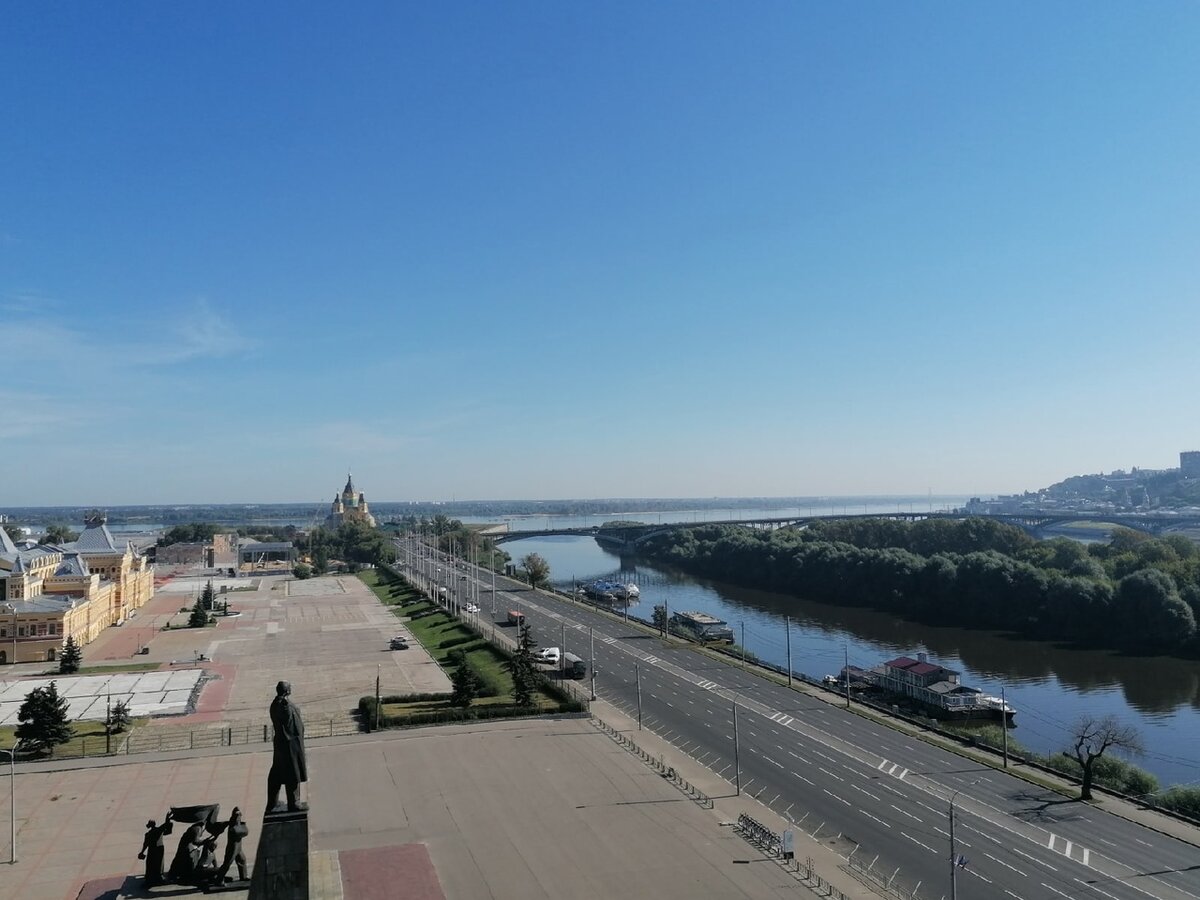 Вид на город из окна отеля Marins Park