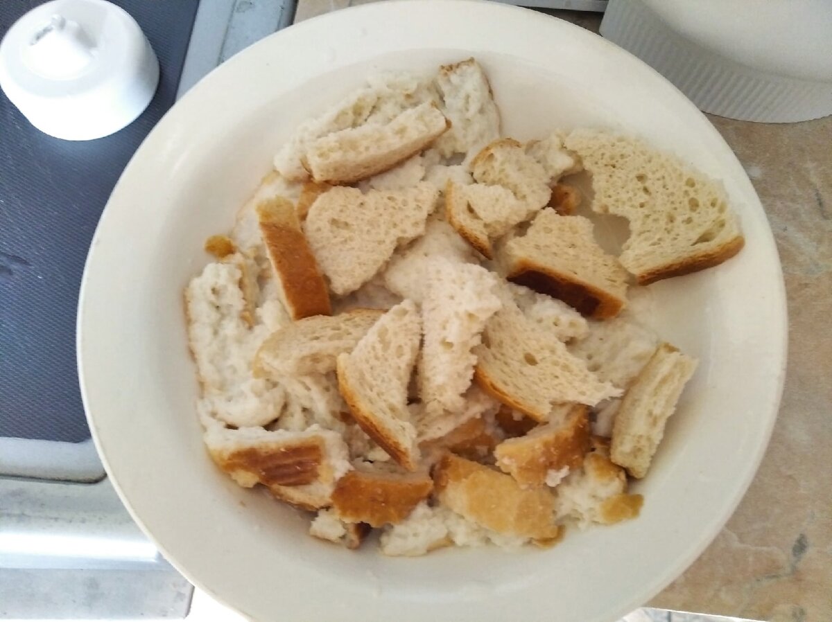 Булку вместе с жидкостью полностью пропустим, не отжимая