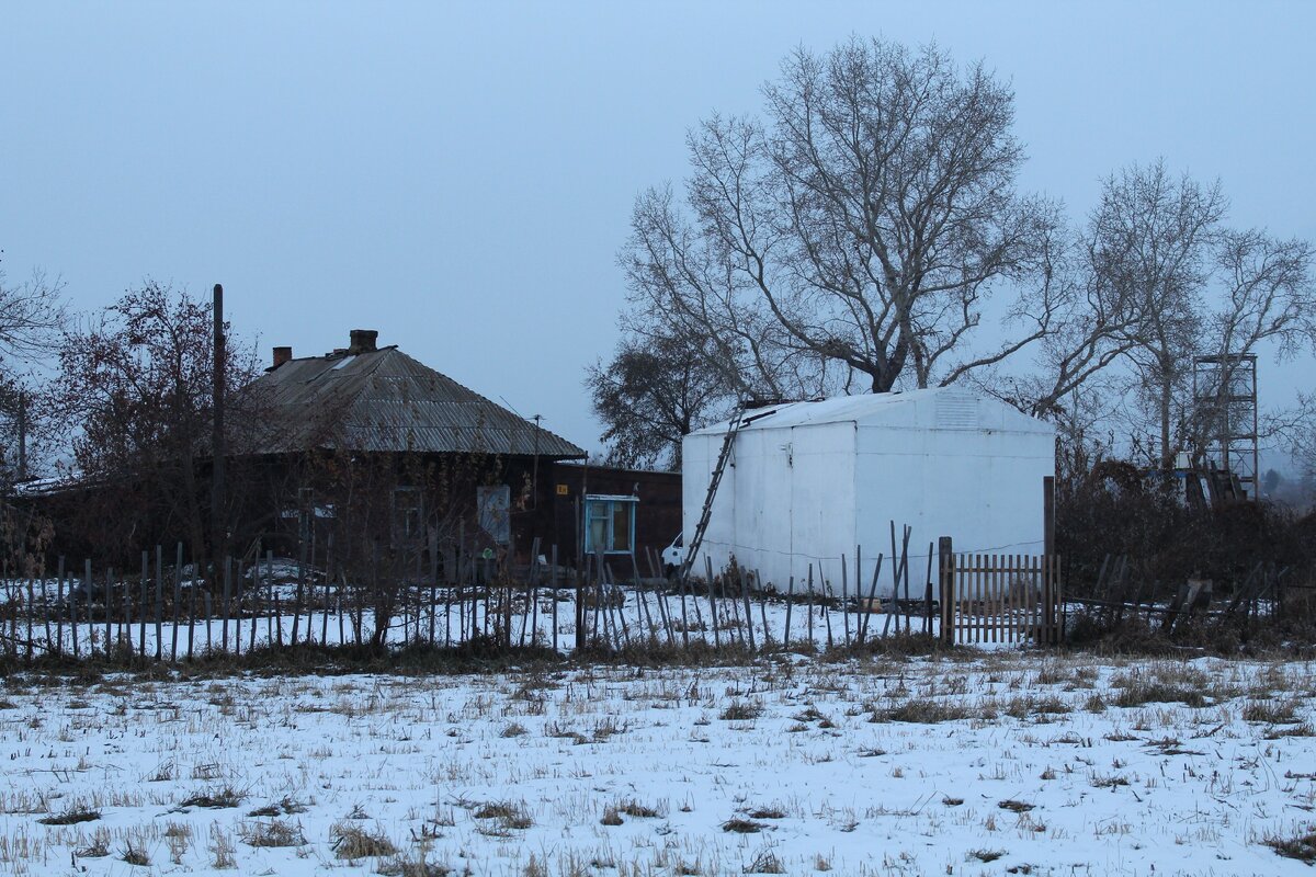Фотографии из моего личного архива. Не хотелось вставлять сюда заезженные фотографии центра города.