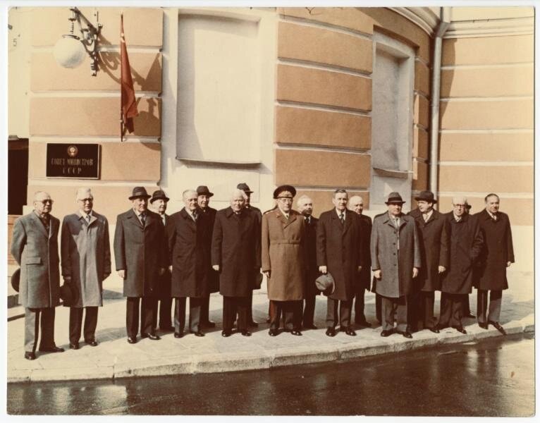 У здания Совета министров СССР
Дмитрий Бальтерманц, май 1984 года, МАММ/МДФ.