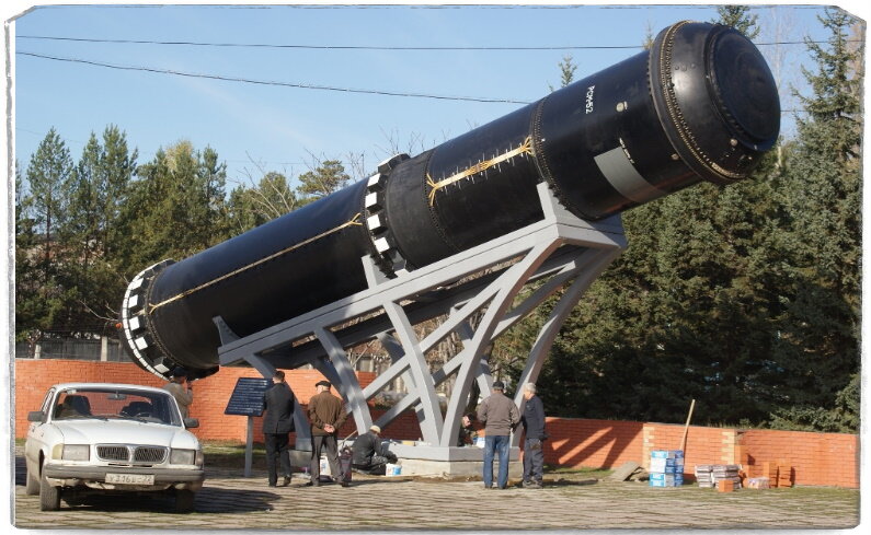 Источник: biwork.ru. На фото памятник ракете Р-39 - "Барк" практически в тех же габаритах. 