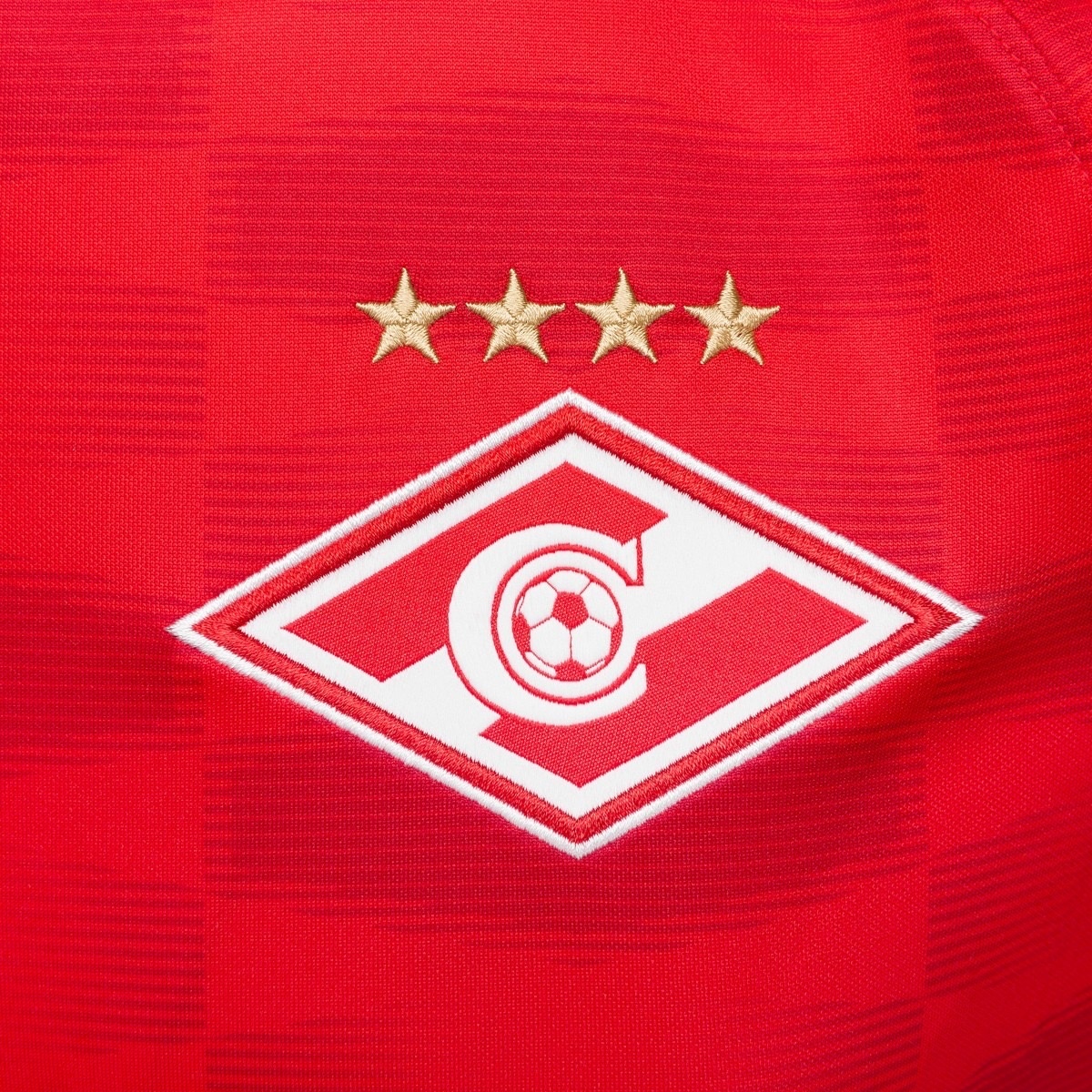 логотип спартака! Фото  https://alpari-news.ru/wp-content/uploads/2019/08/t-shirt-spartak-moscow-860262-3.jpg