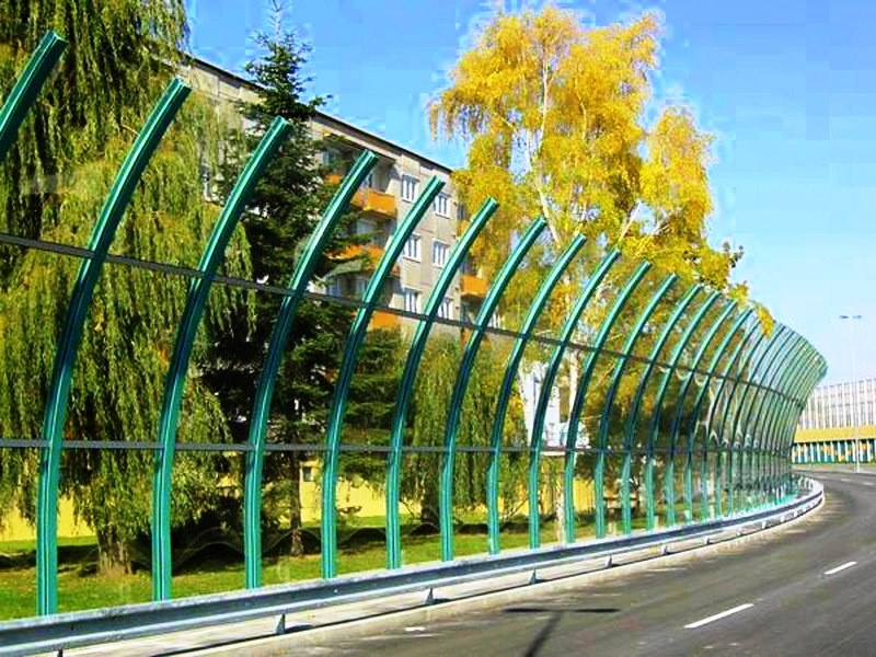 шумо подавляющие защитные щиты вдоль дороги