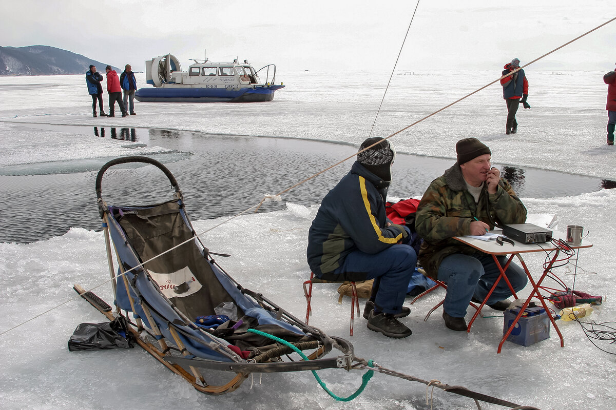 Штатный радист вышел на  связь, передав координаты.Фото Бориса Слепнева