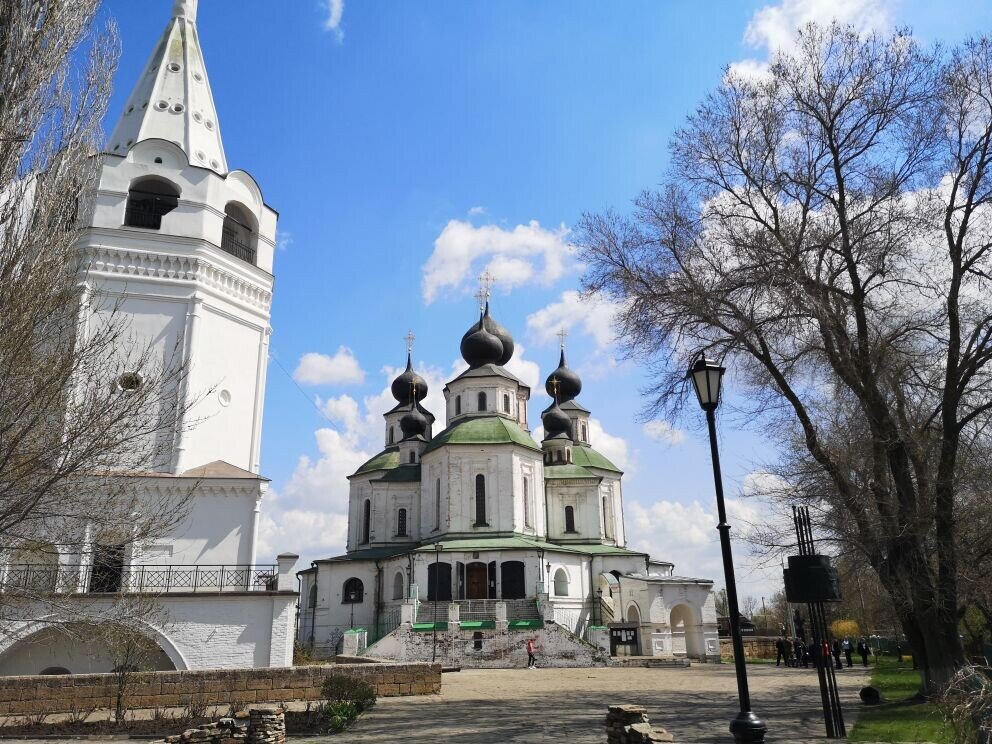 Воскресенский войсковой собор, а слева - колокольня.