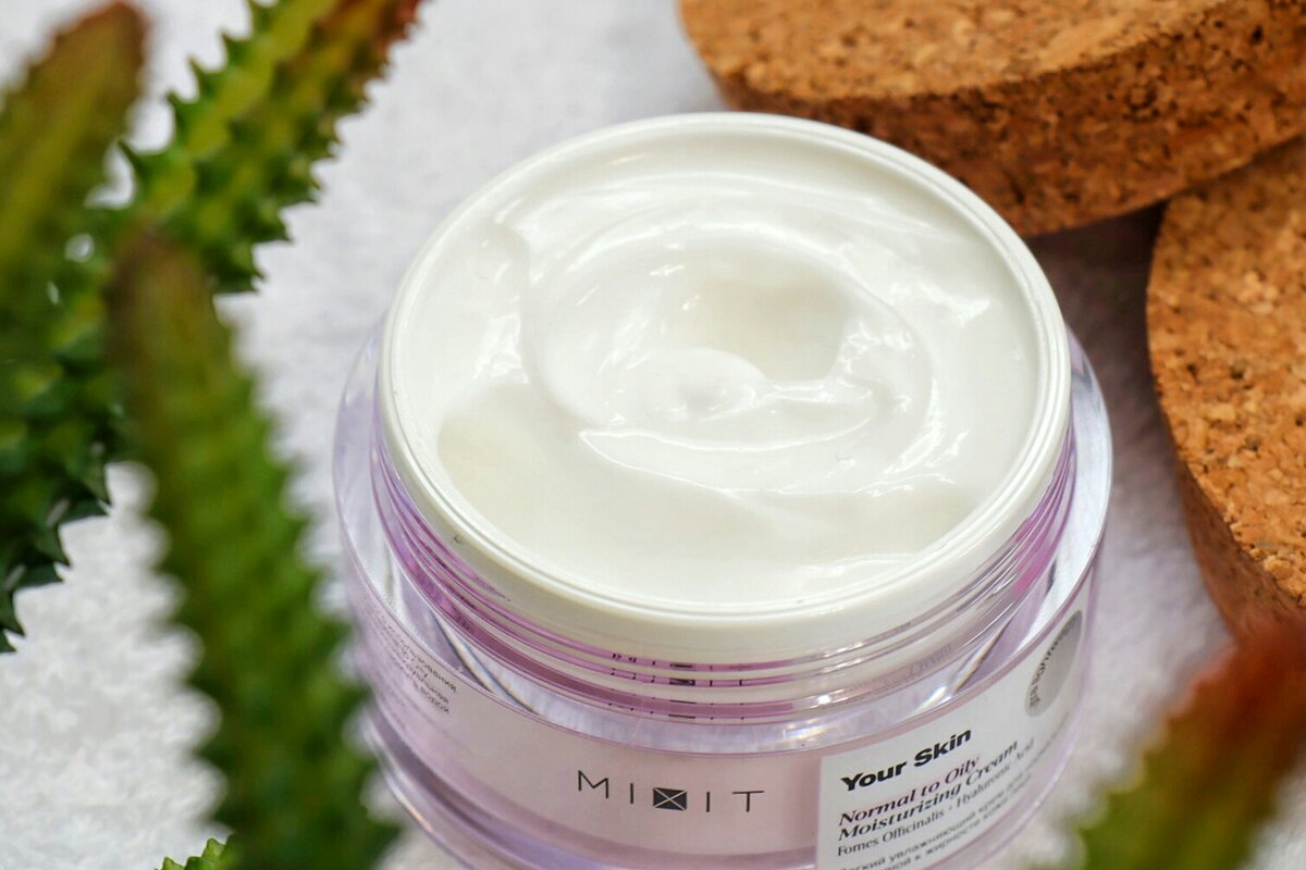 Я перепробовала много разных кремов. Крем от Миксит YOUR SKIN Normal to Oily очень легкий, впитывается за секунды и не оставляет липкости. Очень понравился эффект - кожа увлажненная, но при этом матовая