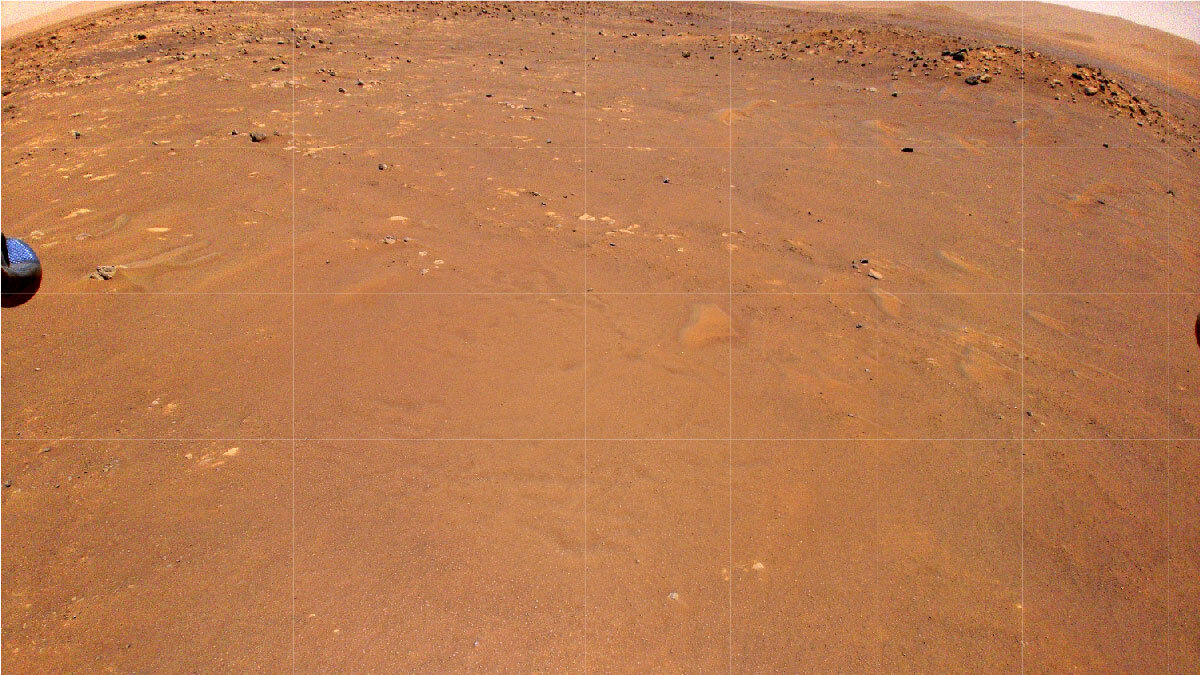 Вертолёт Ingenuity сделал этот цветной снимок во время своего четвёртого полёта 30 апреля 2021 года.