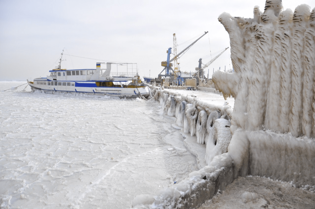 Примерно раз в десять лет в Крыму бывают сильные морозы. Так, в январе 2012 года температура воздуха опустилась до — 27 °C и держалась несколько недель. Море замерзло
