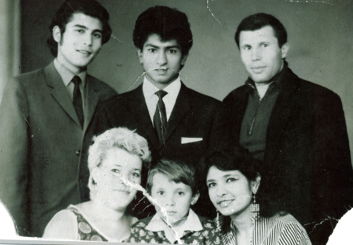 ФОТО ИЗ СЕМЕЙНОГО АРХИВА МУХРАТОВЫХ. АНАТОЛИЙ АЛЕКСЕЕВИЧ И ЕГО ВОСПИТАННИК ВАСЯ ВАСИЛЬЕВ (ВТОРОЙ В ВЕРХНЕМ РЯДУ).