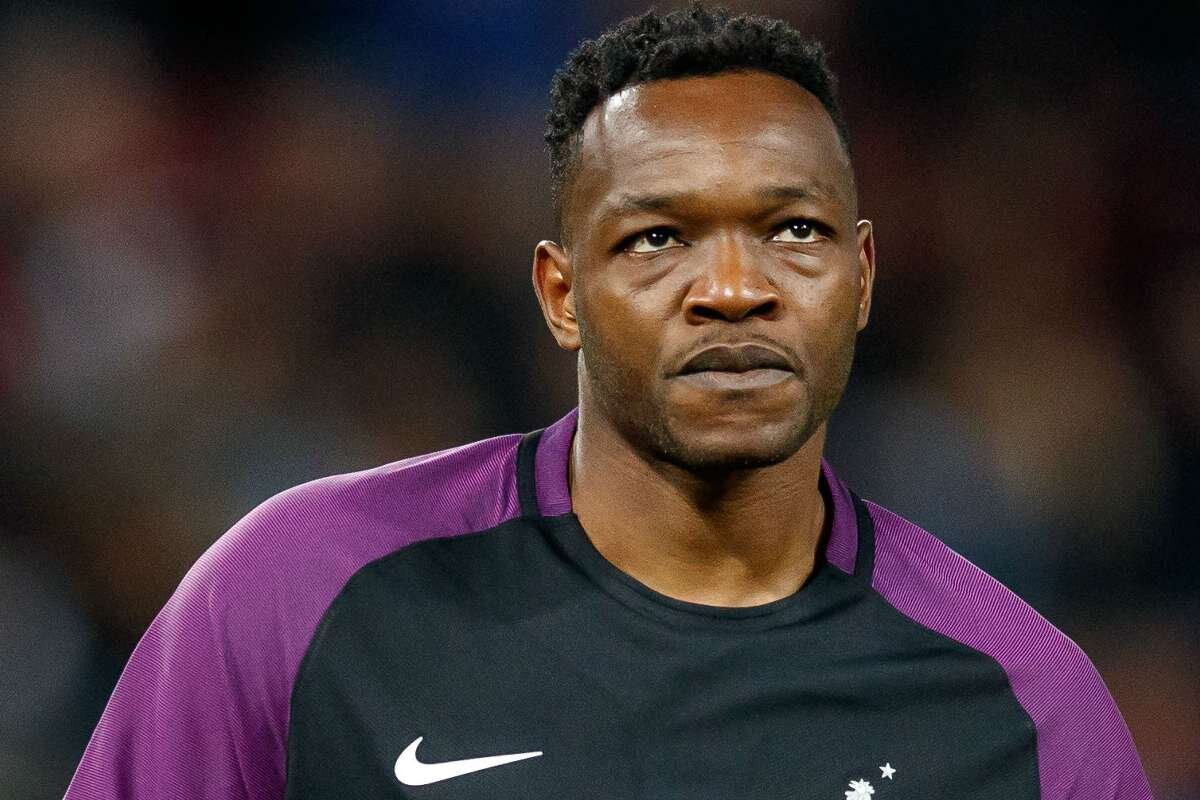 Стив Манданда. 36 лет. Марсель.  
За сезон 2020 - 2021 провел 44 игры / 59 мяча пропустил / 8 матчей на ноль. 
Стоимость по данным Transfermarkt 2 млн. евро.