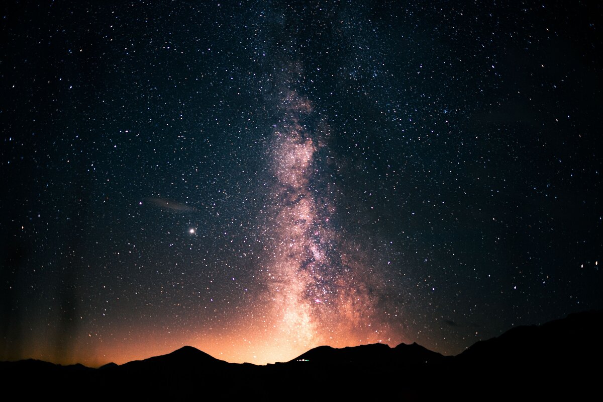 Пейзажная фотосъемка | Get up in the middle of the night, climb up the highest mountain and look up at the night sky. Gaze at millions of starry lights, feel very small and enter another world. 
Miriam Rippers | @1punkt7_design

Germany