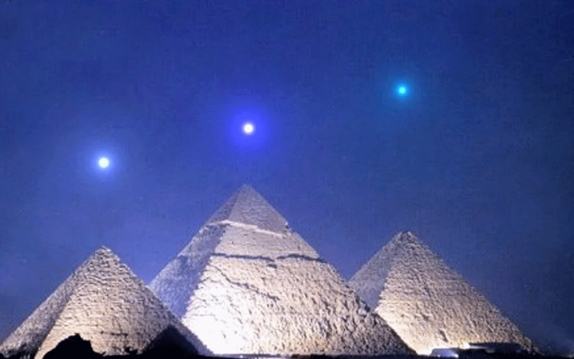 Меркурий Венера и Сатурн над пирамидами Гизы Египет