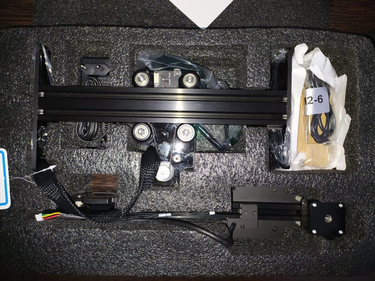 Все детали уложены в специальные ложементы, что позволяет защитить от механических повреждений нежные детали вроде платы управления и лазерной головки