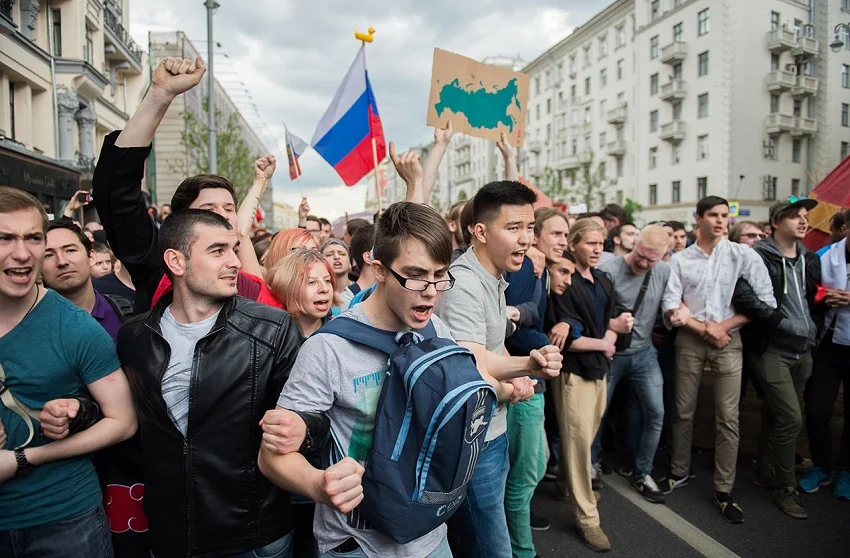 Политическое влияние на молодежь. Молодежь на митинге. Протесты молодежи. Молодежь революция