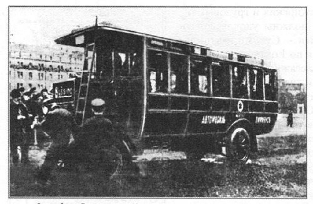 Первые автобусы в перми. Омнибус 1910. Омнибус автомобиль 1907. Омнибус Москва. Первый автобус.