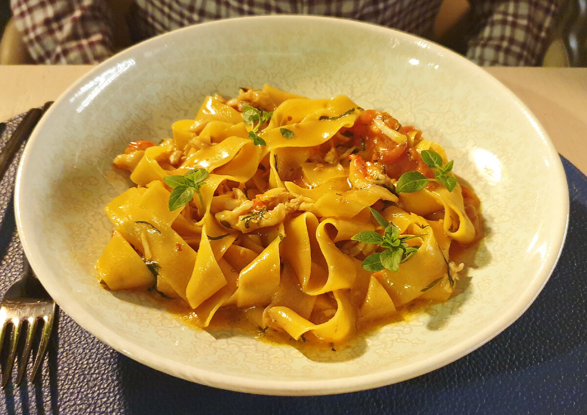 Домашняя паста с камчатским крабом и соусом на основе панцирей за 2190 рублей