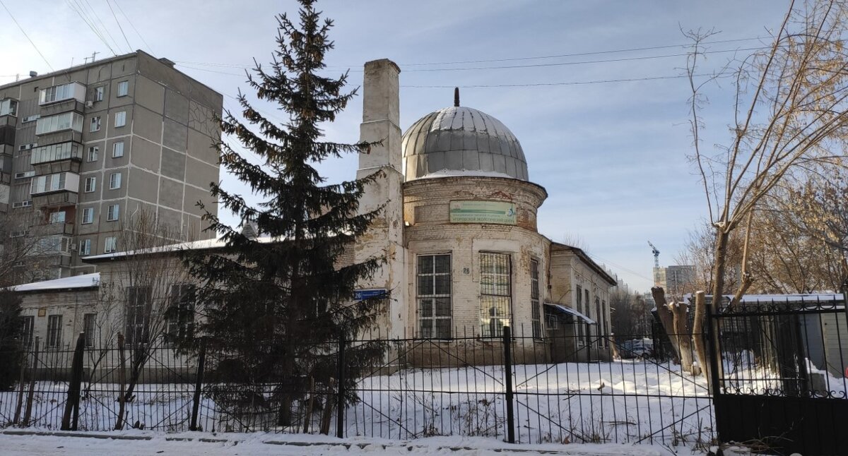 Купол и "труба" сразу бросаются в глаза 