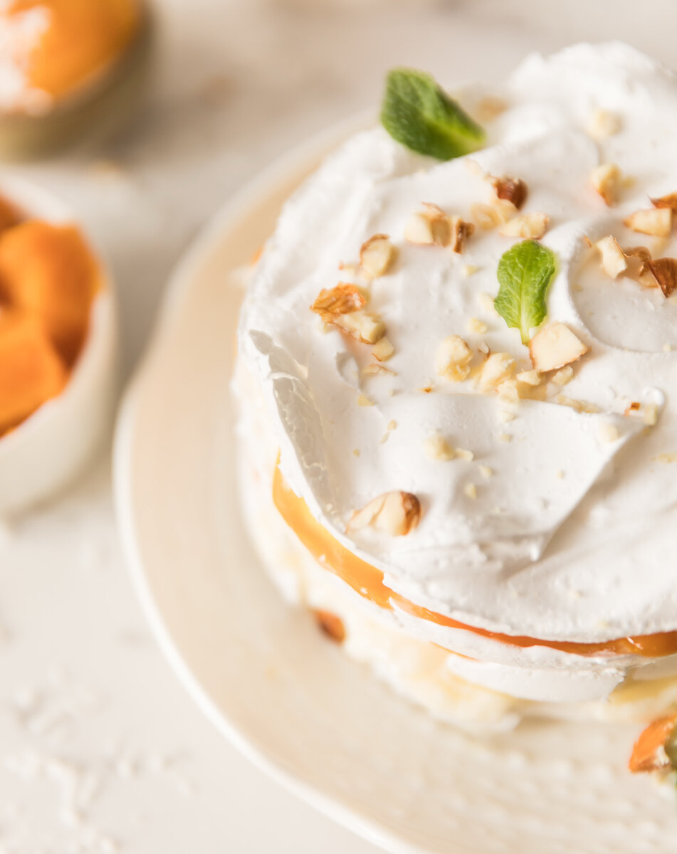 Декорировать чиз можешь чем угодно: от магазинных взбитых сливок (если не хочется заморачиваться), до собственноручно приготовленного нежного крема с рубленными орешками ❤️