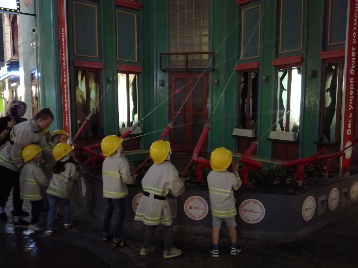 Дети тушат игрушечный пожар