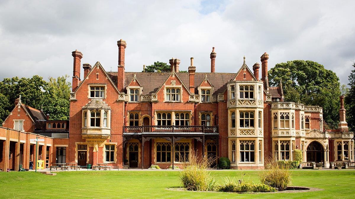 На фото - школа Саммерхилл