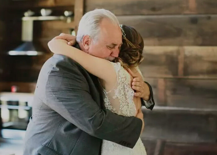 Отец невесты фото. Объятия отца и дочери. Свадьба молодая и пожилой. Браки с большой разницей в возрасте. Отец отдает дочь замуж.