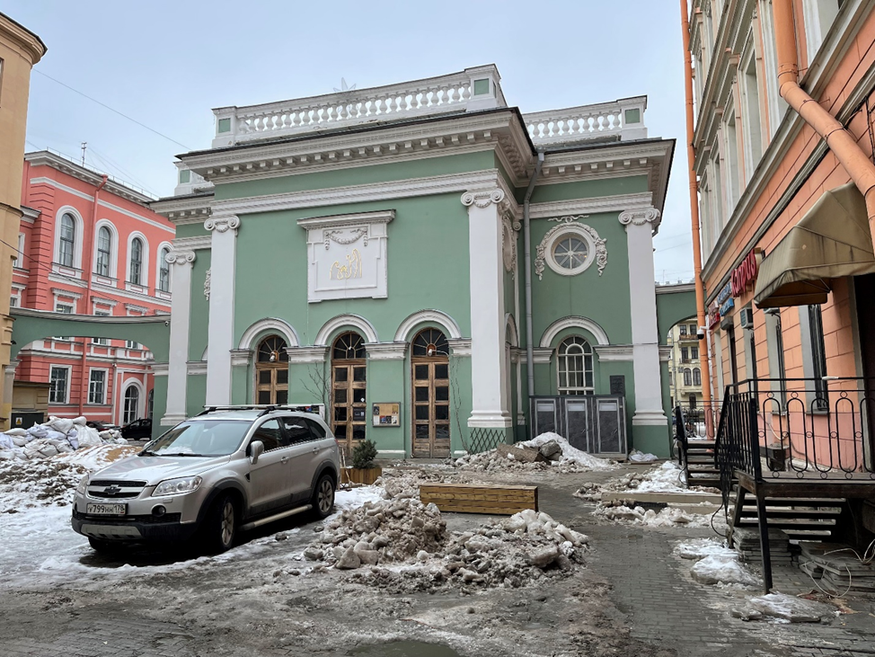 Главный вход с Кирочной улицы.