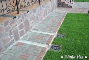 Приступая к укладке плитки надо предварительно выложить ее на ровной поверхности, соблюдая рисунок. Это поможет понять, как класть тротуарную плитку на бетон, чтобы каждый камень был на своем месте. После этого можно приступать к приготовлению смеси или раствора.