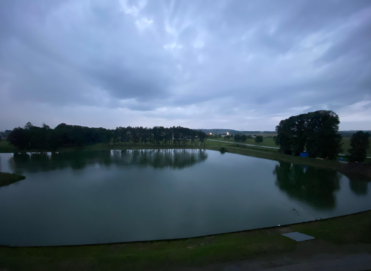 Вид на озеро из башни замка. Сделал его ранним утром. Есть там что-то завораживающее.