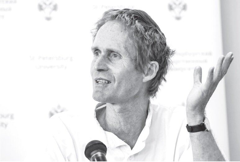 Питер Хёг родился в Копенгагене 17 мая 1957 года, в 1984 году окончил Копенгагенский университет по специальности “Литература”. До того как стать писателем, он перепробовал множество занятий: работал преподавателем сценического искусства, танцовщиком классического балета, был моряком, фехтовальщиком, много путешествовал. Всемирную славу Хёгу принес роман “Смилла и её чувство снега”, который читатели оценили за неповторимый стиль и глубокое осмысление современной жизни. Потом были “Условно пригодные”, “Тишина”, “Дети смотрителей слонов” и другие. После того как перестал отшельничать, по правилам даёт одно интервью одной стране. Хёг единственный датский писатель, книги которого переведены на 30 языков и издаются миллионными тиражами. Фото с сайта spbu.ru