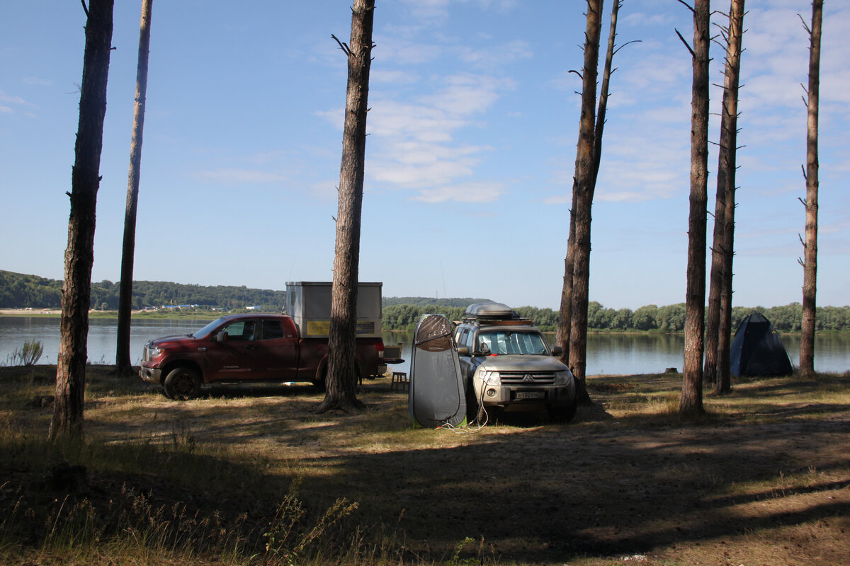 Когда путешествуешь в несколько машин, это не только веселее и надежнее, но и можно распределить общественные вещи: кто-то берет душ и туалет, а кто-то шатер для вечерних  посиделок