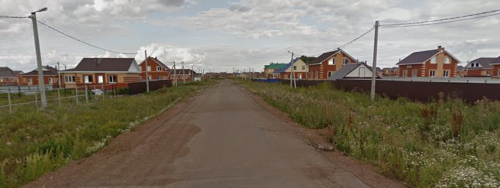 Дорога, конечно, прямая, но обочины уже почти пришли в негодность.