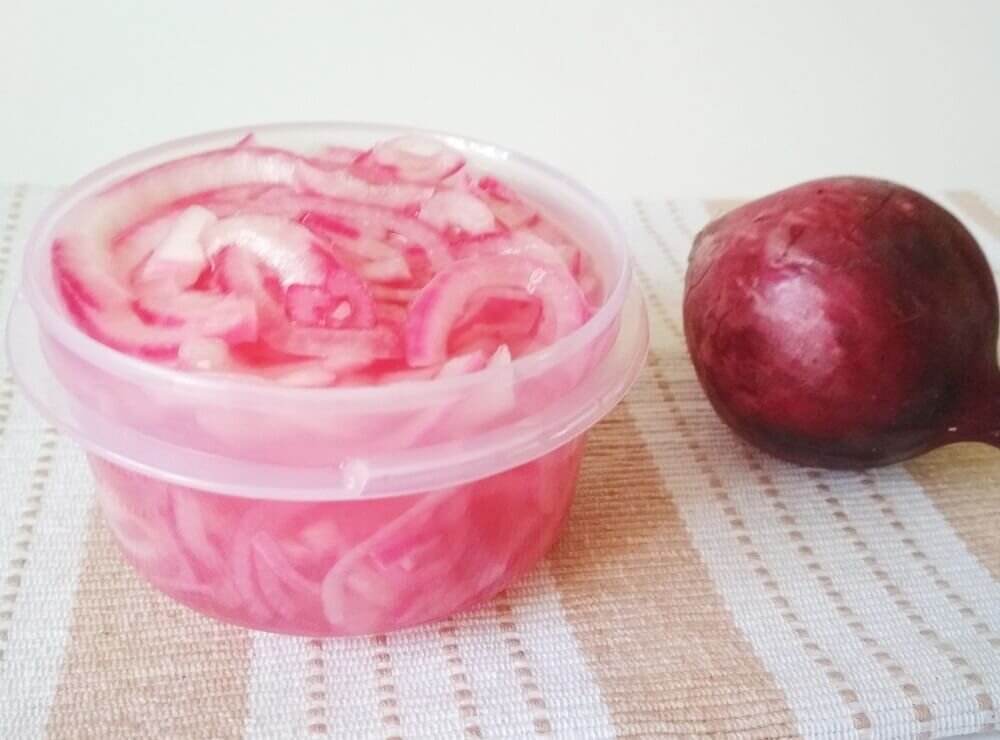 Маринованный лук с уксусом к шашлыку. Фото из личного архива