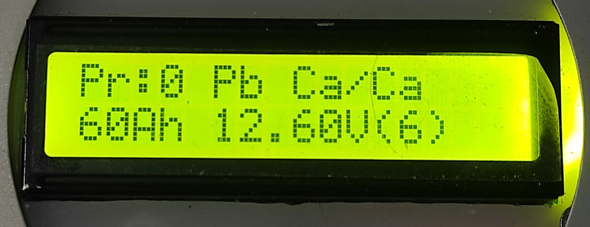 Номер профиля и характеристики аккумулятора на первом экране.