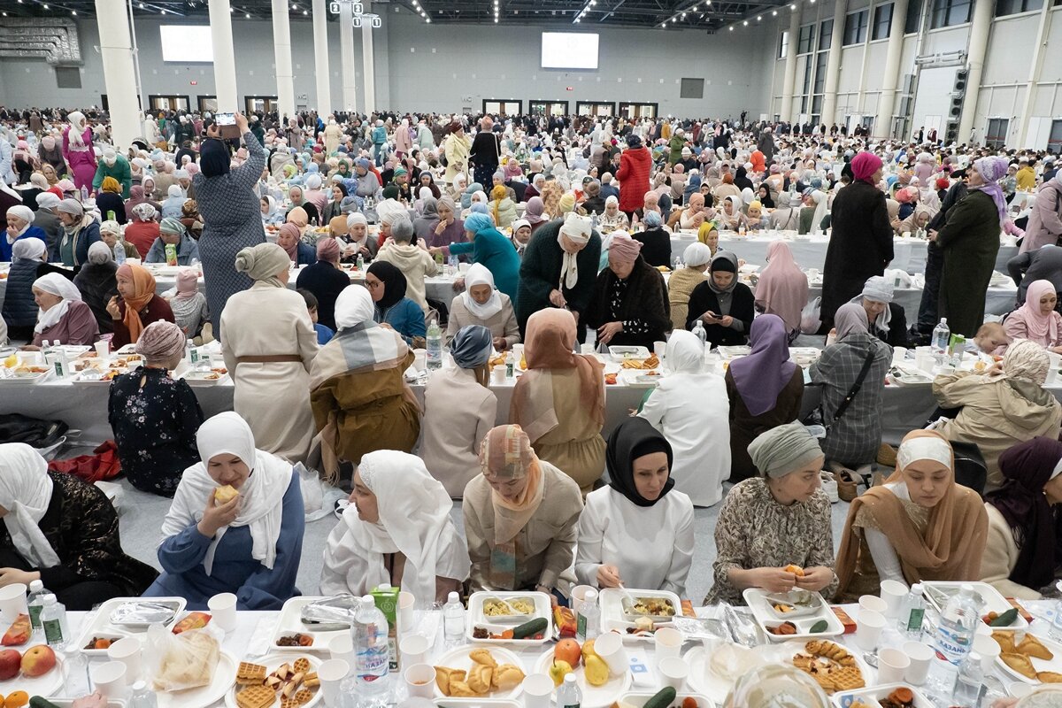 «Многотысячный ифтар — это не показушность, а естественное стремление людей быть вместе». Фото: Андрей Титов